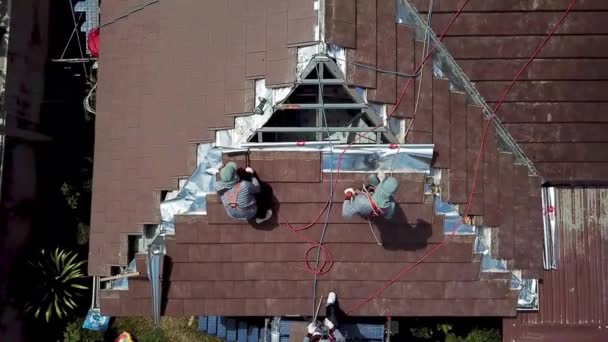 亚洲技师在屋面安装 空中射击方面的工作 — 图库视频影像