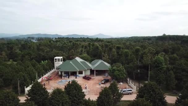 Bawah Konstruksi Rumah Dikelilingi Oleh Pohon Maju Shot Tembakan Udara — Stok Video