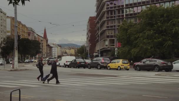 Rzut Oka Ulicę Jzsef Irinyi Budapeszcie Węgrzech Piesi Chodzą Przejściu — Wideo stockowe