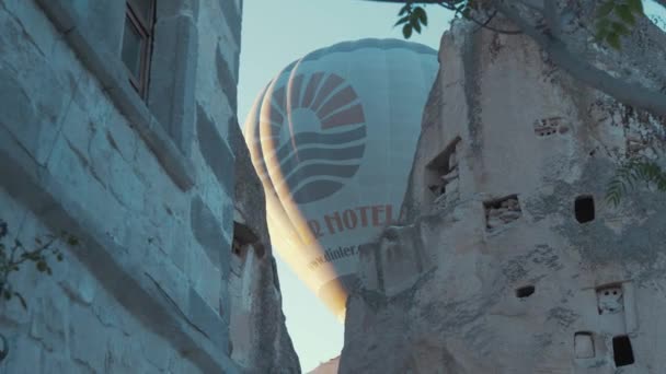 Varmluftsballong Passerar Över Grottbostäderna Goreme Kappadokien — Stockvideo