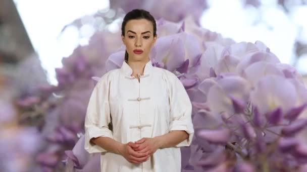Joven Morena Caucásica Uniforme Kung Wushu Practicando Saludo Con Flores — Vídeo de stock