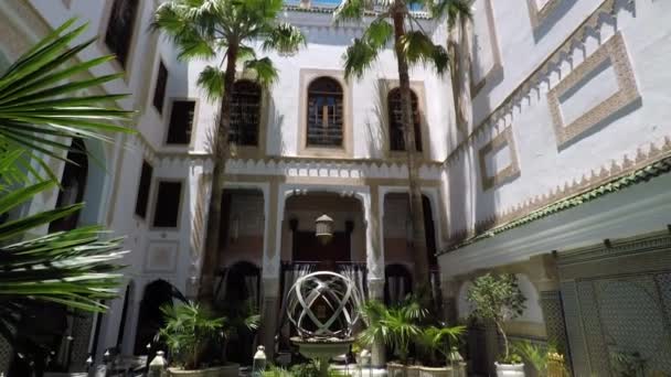 Filmación Interior Riad Medina Fez Mosaicos Decoraciones Tradicionales — Vídeos de Stock