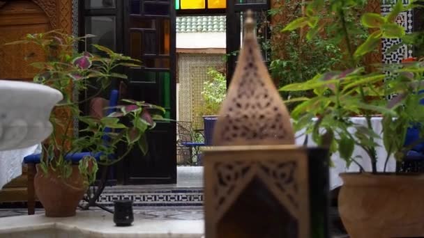 Filmación Interior Riad Medina Fez Mosaicos Decoraciones Tradicionales — Vídeo de stock