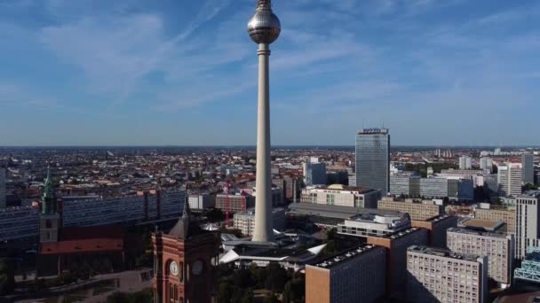 首都的电视塔地标 2022年夏至中午 柏林德国红色市政厅的无人驾驶飞机俯瞰美丽的航景 4K从上面看Marnitz电影 — 图库视频影像