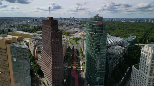 星星的林荫大道 德国柏林2塔摩天大楼波茨达默广场 Potsdamer Platz 在2022年夏日的无人机上俯瞰着戏剧性的空中景观 4K从上面看Marnitz电影 — 图库视频影像