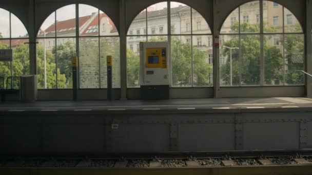 Estação Ferroviária Urbana Com Máquina Bilhetes Janelas Grandes Kreuzberg Berlim — Vídeo de Stock