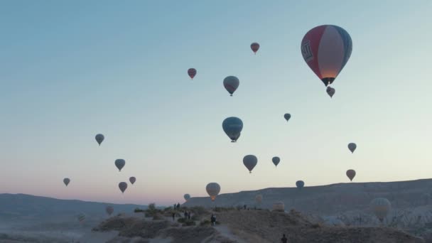Μπαλόνια Θερμού Αέρα Που Υψώνονται Στον Πρωινό Ουρανό Cappadocia Μπλε — Αρχείο Βίντεο