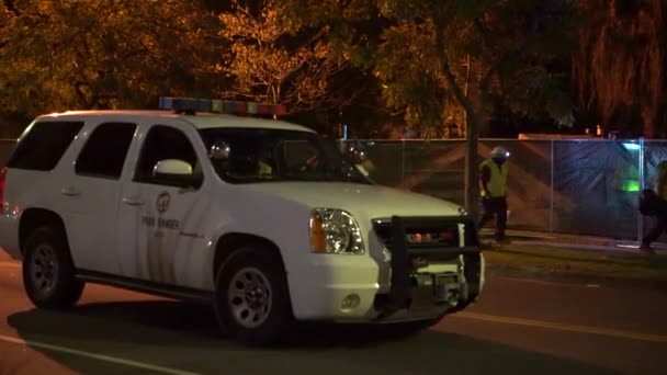 Guardabosques Con Camión Patrullando Las Calles Iluminadas Los Ángeles — Vídeo de stock