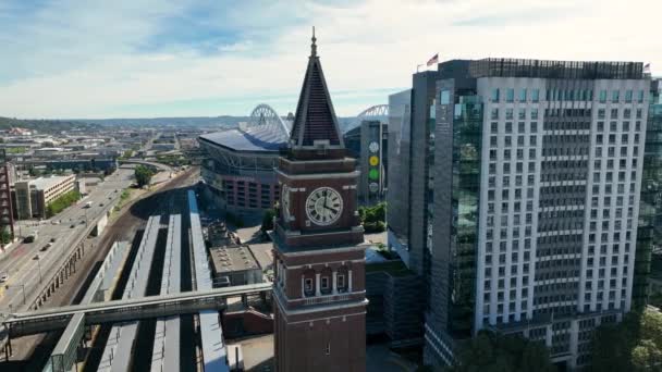 西雅图国际车站的大型钟楼的空中景观 — 图库视频影像
