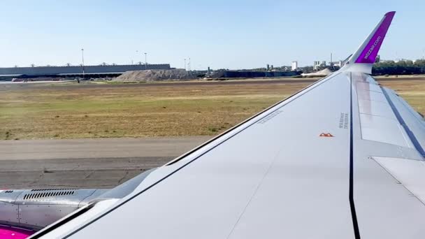 Wizzair Straalvliegtuig Vleugel Landing Rome Fiumicino Luchthaven Italië Passagierspoel — Stockvideo