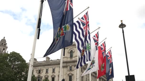 Banderas Mancomunidad Ondeando Viento Plaza Del Parlamento Westminster Disparo Ángulo — Vídeos de Stock