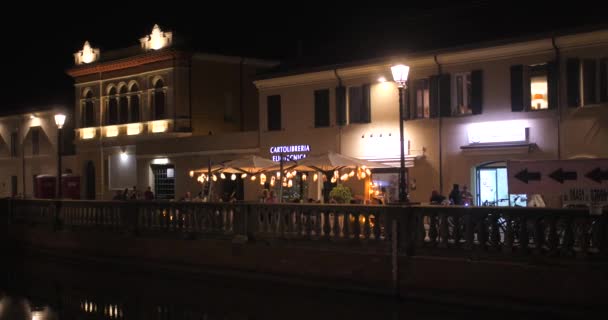 Geceleri Cesenatico Nun Eski Kasabasındaki Vinci Kanalı Nın Yanındaki Restoranda — Stok video