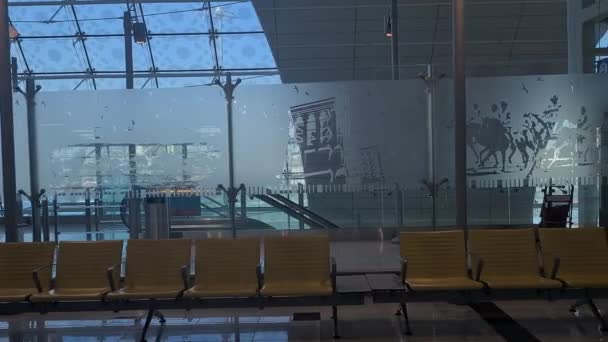 Abu Dhabi Uea Kursi Kosong Area Tunggu Bandara Depan Gerbang — Stok Video