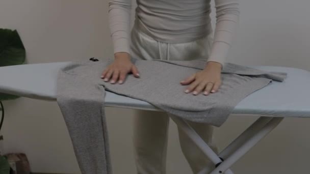 在熨斗板上用熨斗熨烫衣服的女性手 慢动作 4K镜头 — 图库视频影像
