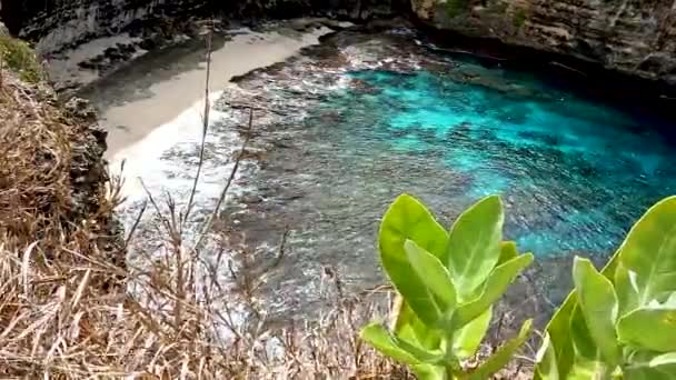 Magiczna Plaża Wewnątrz Krateru Wyspie Bali Widok Góry Roślin Tropikalnych — Wideo stockowe