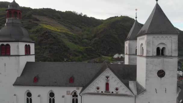 Vista Pedestal Descendente Iglesia Blanca San Castor Treis Karden Renania — Vídeo de stock