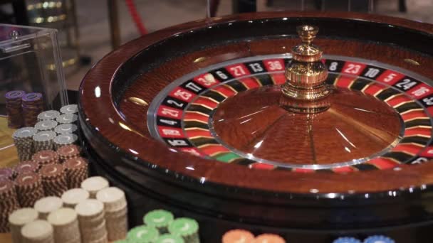 Roulette Stuiterende Bal Het Spelen Van Chips Rond Casino Close — Stockvideo