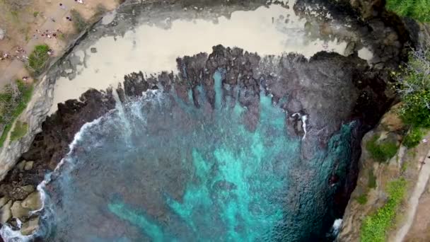 Egzotyczne Fale Morskie Uderzające Broken Beach Wyspie Bali Widok Góry — Wideo stockowe