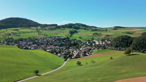 Αεροφωτογραφία Ενός Χωριού Από Την Ελβετία Χωριό Ονομάζεται Niederdorf — Αρχείο Βίντεο