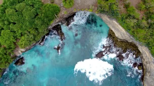 Zielone Tętniące Życiem Wybrzeże Błękitna Woda Oceanu Broken Beach Bali — Wideo stockowe