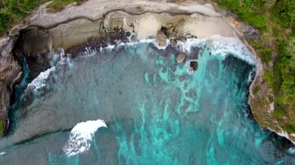 Piankowe Fale Skaliste Wybrzeże Broken Beach Bali Widok Góry Góry — Wideo stockowe