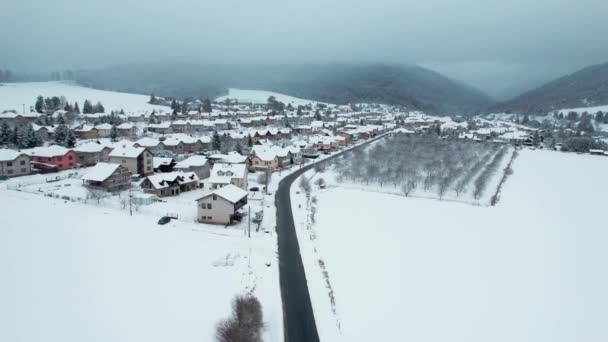 大雪天气下 巴科奇小镇靠近高塔拉国家公园 空中俯瞰 — 图库视频影像