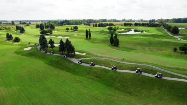 Aereo Drone Colpo Golf Cart Guida Attraverso Campo Golf Panning — Video Stock