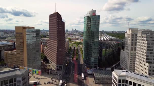 Skvělý Letecký Pohled Let Přes Dron2 Věží Mrakodrapu Potsdamer Platz — Stock video