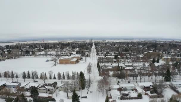 Luchtfoto Die Teruggaat Een Lege Weg Een Besneeuwde Stad Manitoba — Stockvideo