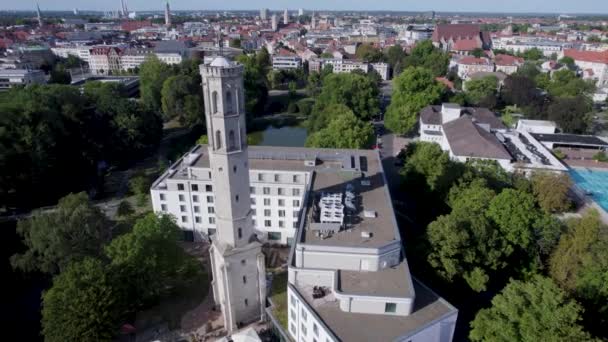 Steigenberger Hotel Braunschweigu Německo Oker River — Stock video