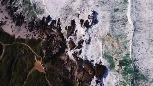 Vysoký Úhel Shora Dolů Pohled Bouřlivé Vlny Narážející Skalnaté Pobřeží — Stock video