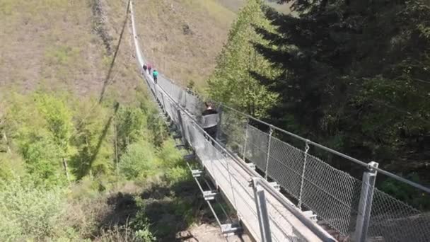 Persoon Die Geierlay Suspension Bridge Oversteekt Het Moezeldal Duitsland — Stockvideo