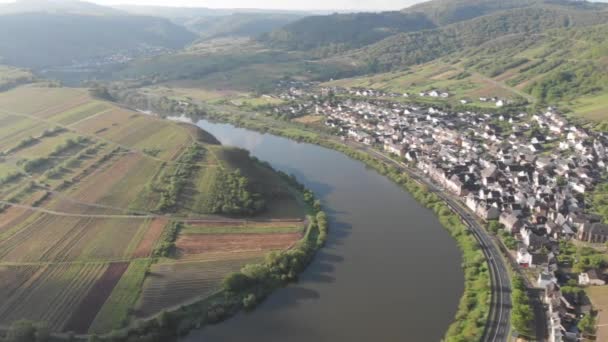 モゼル渓谷のブレム村 ドイツ ラインラント州 横にあるモゼル川を見下ろす右側の空中ドローンのパノラマ — ストック動画