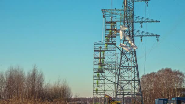 Linemen Fut Vonalak Egy Újonnan Felállított Erőátviteli Torony Oszlopok Segítségével — Stock videók