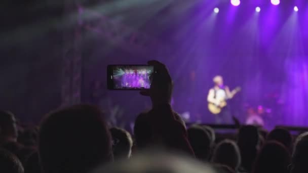 Мобільний Телефон Руках Живі Виступи Або Концерт Яскраві Вогні Розмитий — стокове відео