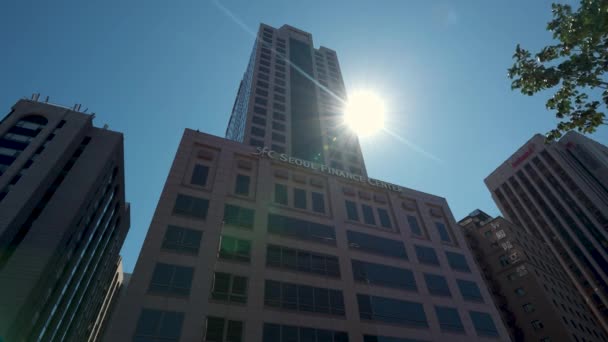 Gebäude Des Seoul Finance Center Vor Strahlender Sonne Und Blauem — Stockvideo