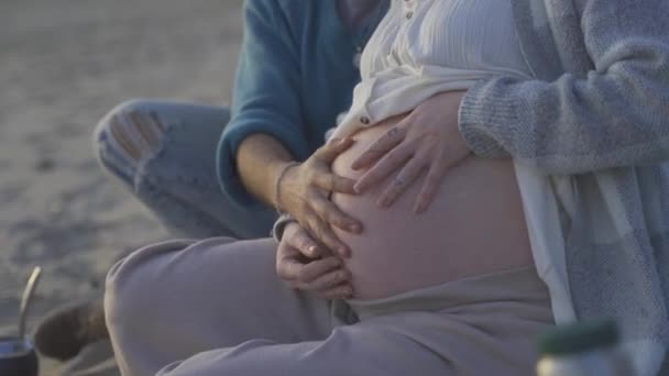 Primer Plano Pareja Tocando Vientre Mujer Embarazada Playa Arena Atardecer — Vídeo de stock