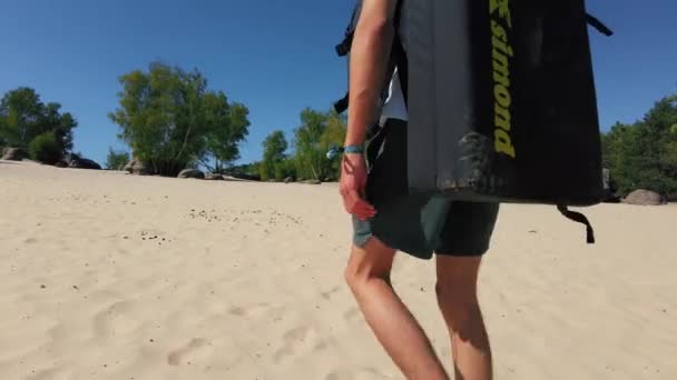 Jeune Adolescent Avec Crashpad Sur Dos Marche Travers Les Dunes — Video