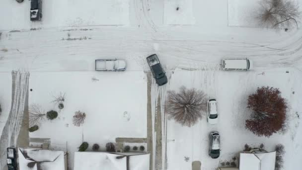 Pick Truck Terug Van Een Oprit Een Besneeuwde Weg Drone — Stockvideo