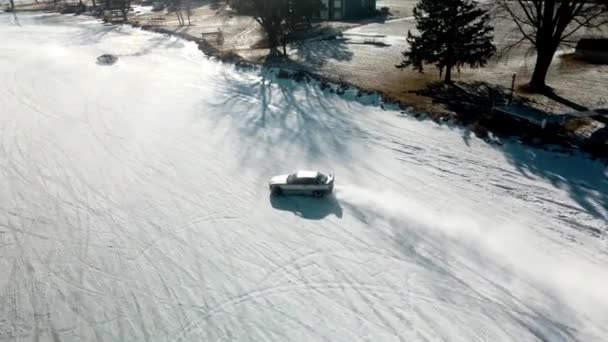 ポワネット ウィスコンシンのアイストラックのカーブに漂うBmwの空の景色 — ストック動画