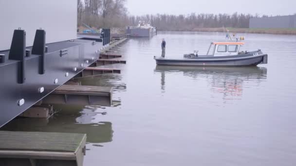 Seorang Pria Atas Perahu Mengawasi Transportasi Peralatan Berat Pelabuhan — Stok Video