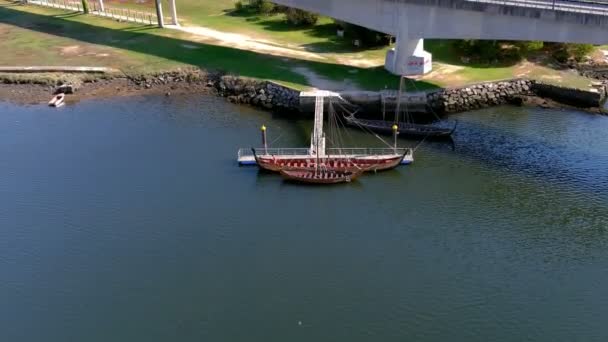 Uma Pessoa Intrigada Molhe Embarca Barco Remo Viking Exibição Rio — Vídeo de Stock