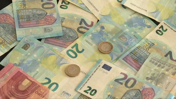 Afbeelding Van Biljetten Van Euro Waarbij Verschillende Munten Bankbiljetten Vallen — Stockvideo