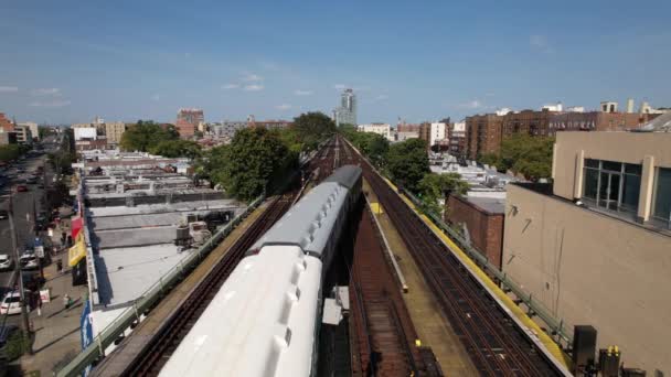 Güneşli Bir Günde Kameradan Uzaklaşan Klasik Tren Vagonunun Olduğu Yükseltilmiş — Stok video