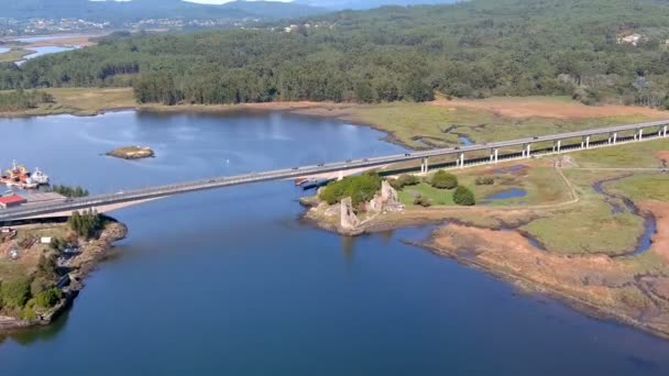 Brug Met Auto Circuleert Rivier Ulla Ruïnes Van Torens Van — Stockvideo