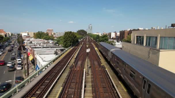 Повітряний Вид Залізничних Колій Поїздом Рухається Від Камери Сонячний День — стокове відео