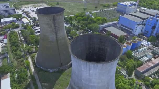 Hoher Antennenbogen Zwei Natürliche Tiefkühltürme Aus Beton — Stockvideo