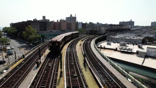 1904年に建てられたヴィンテージのBuゲートカーが晴れた日にカメラから離れて走行する列車の空の景色 ドローンカメラは高架トラックの中央に固定されています — ストック動画