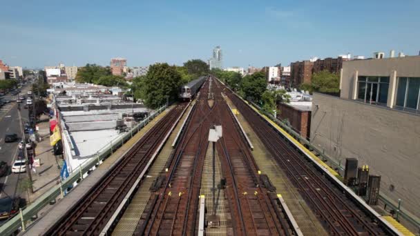 Güneşli Bir Günde Kameraya Doğru Giden Tren Raylarının Hava Görüntüsü — Stok video