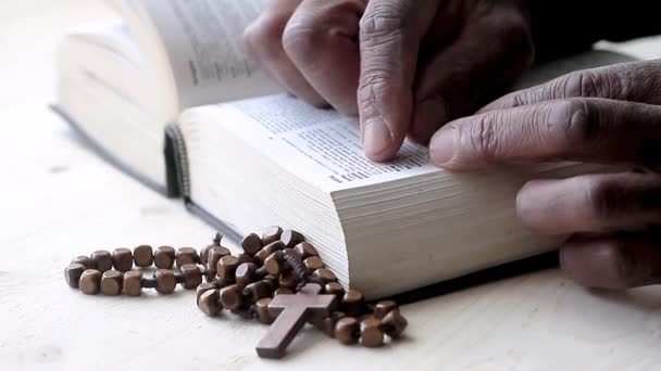 Modląc Się Boga Ręką Biblii Białym Tłem Ludzkimi Materiałami — Wideo stockowe